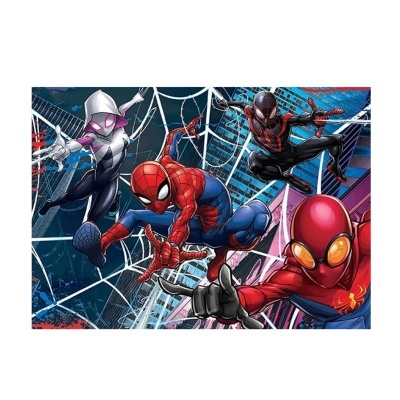 Quatro personagens do Homem-Aranha em ação com trajes coloridos e teias ao fundo