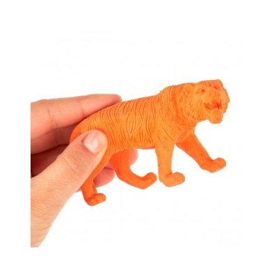 Figura de tigre laranja com textura segurada pela mão