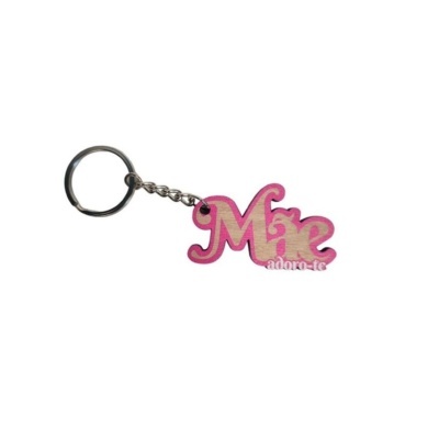 Chaveiro com pendente rosa escrito 'Mãe adoro-te' com argola metálica