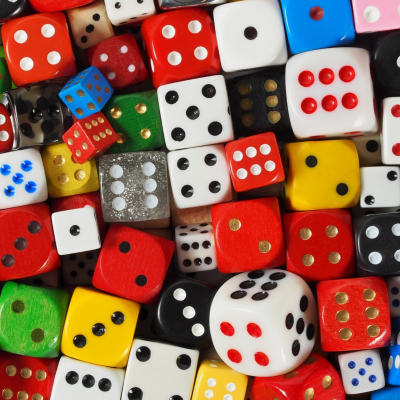 Vários dados coloridos em diferentes tamanhos e cores