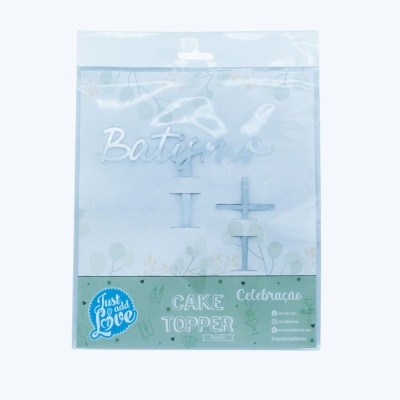 Cake topper em acrílico transparente com palavra Batismo e cruz, embalagem com etiqueta verde.