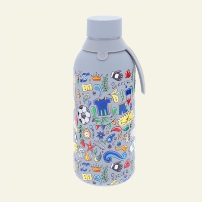 Garrafa reutilizável cinzenta com desenhos coloridos de futebol.