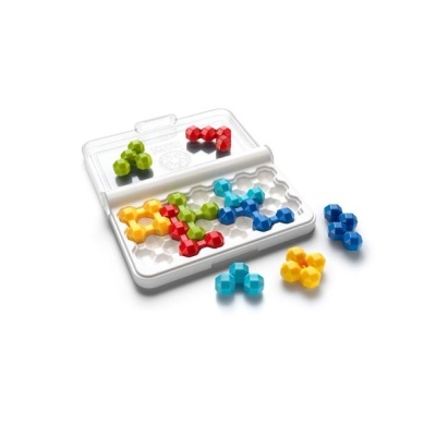 Jogo de peças plásticas coloridas de encaixe num tabuleiro branco