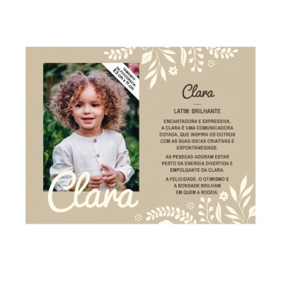 Cartão decorativo bege com foto de criança e texto em português sobre o nome Clara