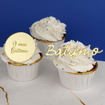 Três cupcakes decorados para batismo com placas douradas e cobertura branca