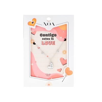 Colar com pendente de coração em embalagem com design e texto 'Contigo estou in LOVE'