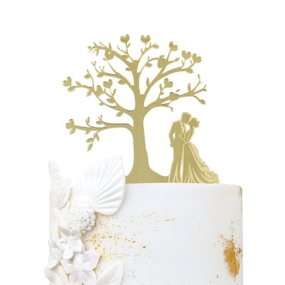 Bolo de casamento branco com flores e topo dourado de casal e árvore