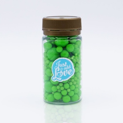 Frasco transparente com bolas verdes e etiqueta Just add Love