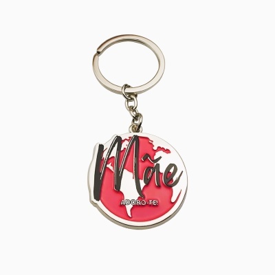 Porta-chaves redondo com texto Mãe e ADORO-TE sobre fundo branco e vermelho