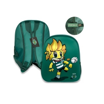 Mochila verde com personagem animado e bola de futebol, fecho com etiqueta SPORTING