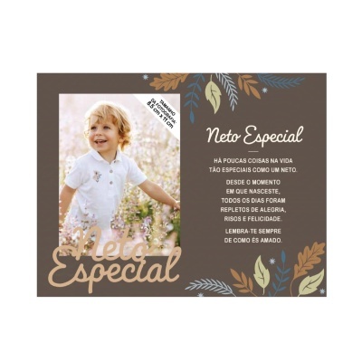 Cartão com texto e foto de menino loiro em camisa branca com padrão de folhas no fundo