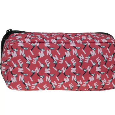 Estojo retangular cor de rosa com padrões de letras brancas e azuis