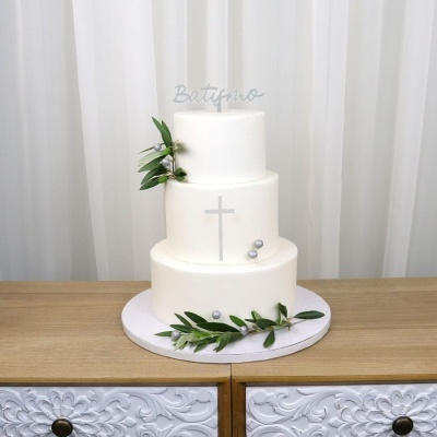 Bolo de batismo branco de três andares com decoração verde e prateada
