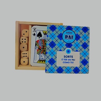 Jogo com dados e cartas em caixa azul com mensagem para pai