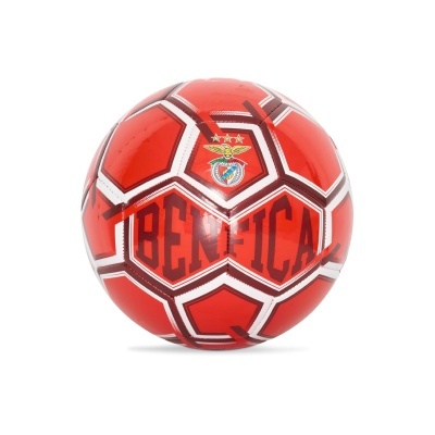 Bola de futebol vermelha com emblema do Benfica e palavra BENFICA