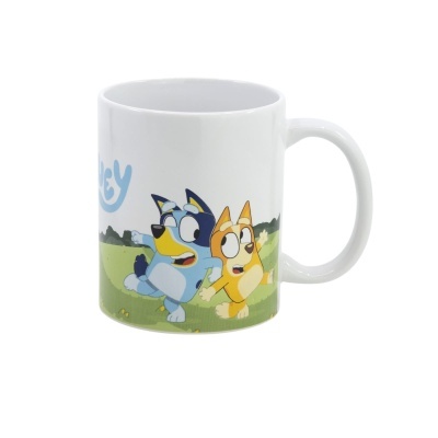 Caneca branca com personagens de desenho animado azul e amarelo num campo verde