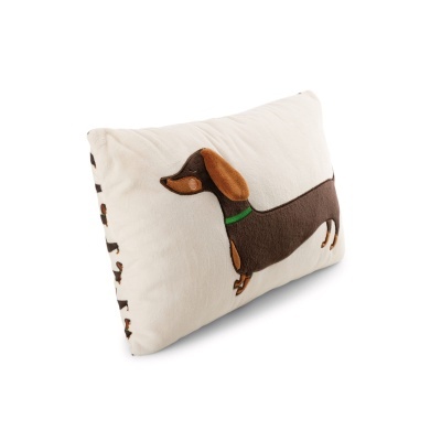 Almofada retangular com desenho de cão dachshund castanho e orelhas castanhas escuras.