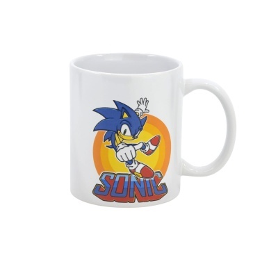 Caneca branca com personagem Sonic em pose dinâmica e texto SONIC