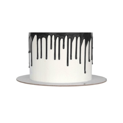 Bolo branco com cobertura preta a escorrer e base prateada.