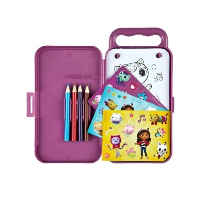 Estojo cor-de-rosa aberto com lápis de cor e folhas ilustradas para colorir