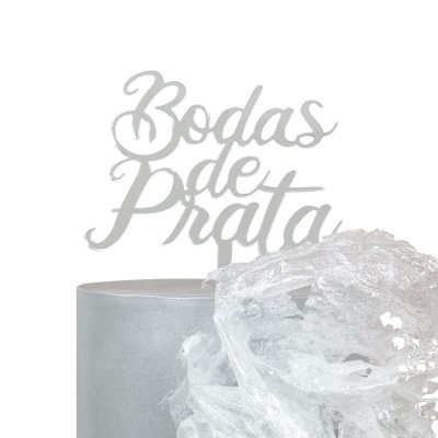 Topo de bolo prateado com decoração translúcida branca e topper Bodas de Prata