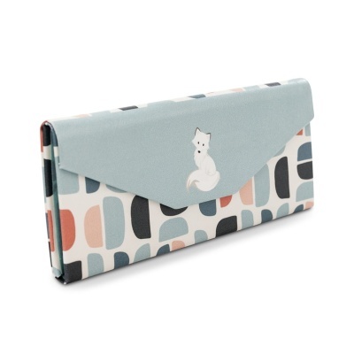 Carteira azul claro com padrão geométrico e gato branco