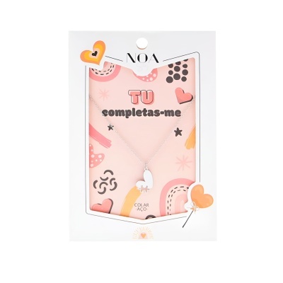 Colar de prata com pendente fantasma em embalagem rosa e branca decorada com corações