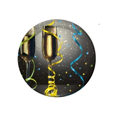 Duas taças de champanhe com serpentinas e confetes coloridos em fundo escuro