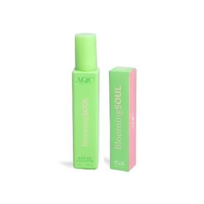 Frasco de perfume verde claro com embalagem rosa e verde