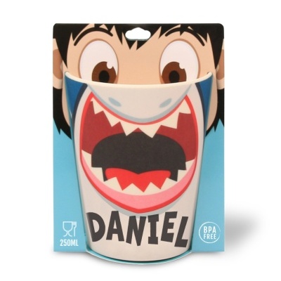 Copo infantil de plástico com decoração de boca de tubarão e nome Daniel