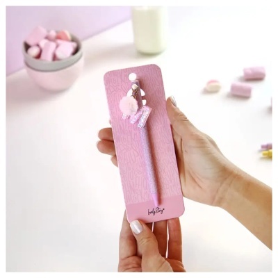 Caneta cor-de-rosa com pompom e letra M