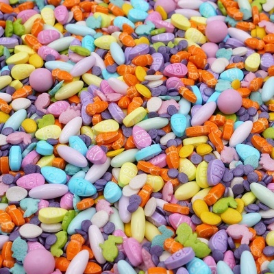 Confeitos açucarados coloridos em várias formas e cores, texturas lisas e mate