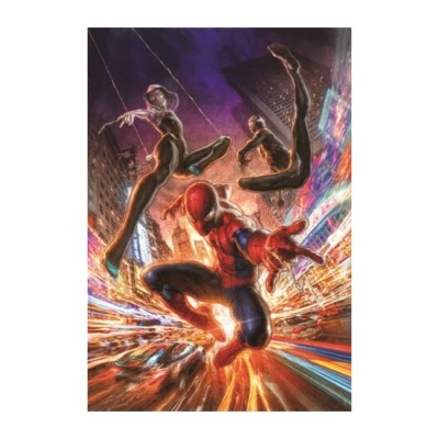 Três personagens do Homem-Aranha em ação com fatos vermelhos, azuis e pretos em fundo urbano colorido.