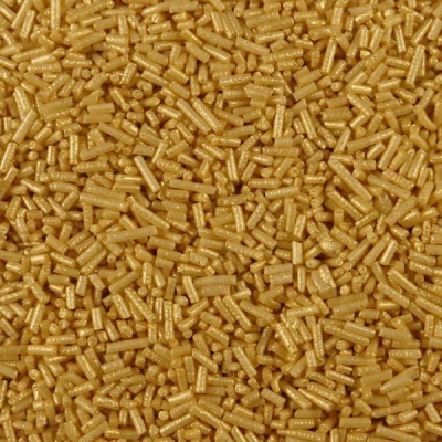 Cristais pequenos de açúcar dourado com textura granulada.