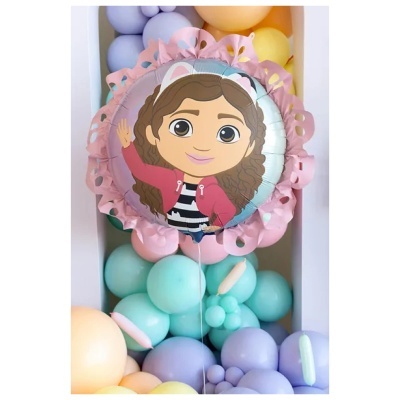 Balão de alumínio com personagem animada rodeado por balões coloridos.