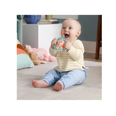 Bebé sentado a brincar com brinquedo redondo azul