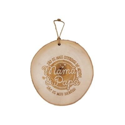 Placa decorativa redonda em madeira com corda e texto em português sobre mamã e papá