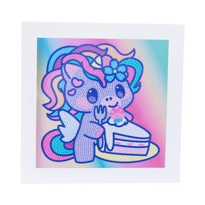 Quadro branco com ilustração de unicórnio colorido segurando garfo e bolo