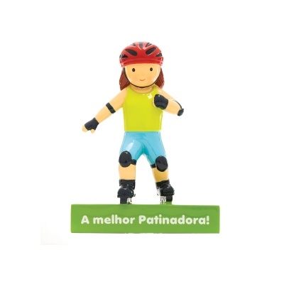 Figura decorativa de patinadora em patins com base verde e texto