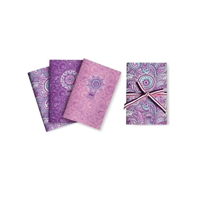 Quatro cadernos com capas roxas com padrões florais e fita decorativa