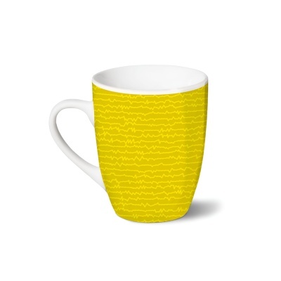 Caneca branca com exterior amarelo e padrão ondulado em amarelo