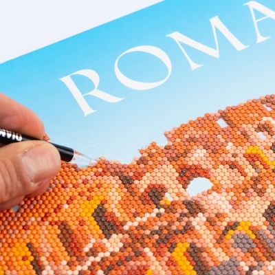 Quadro de pintura por número do Coliseu em cores castanho e laranja com fundo azul e texto ROMA