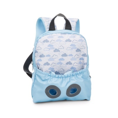 Mochila infantil azul com padrão de nuvens e olhos aplicados no bolso frontal
