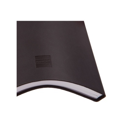 Caderno preto com capa lisa e logotipo embutido lincart