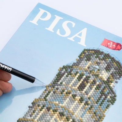 Quadro de mosaico da Torre de Pisa com texto PISA em fundo azul.