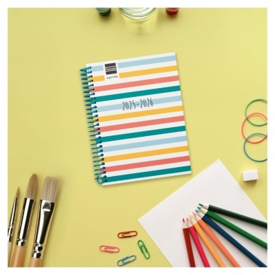 Agenda colorida 2025-2026 com utensílios de arte sobre fundo amarelo
