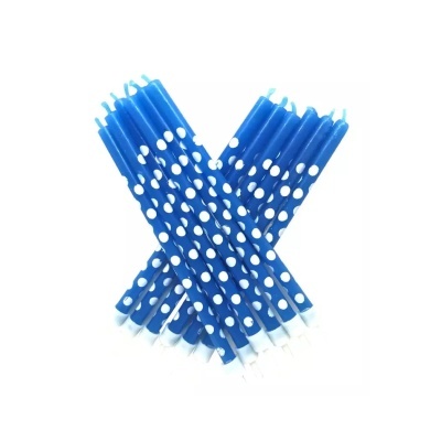 Velas azuis com bolinhas brancas dispostas em forma de X