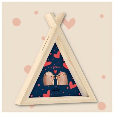 Quadro triangular com moldura de madeira e ilustração de animais e corações