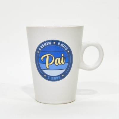 Caneca branca com decoração azul e palavra 'Pai' em destaque