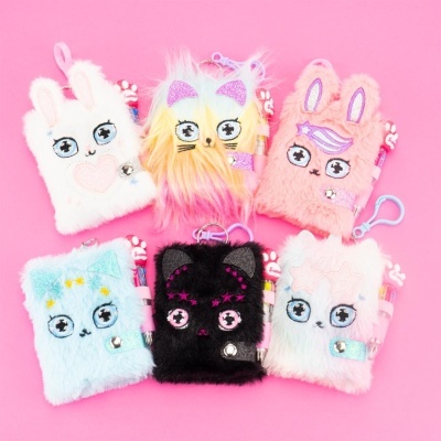 Seis cadernos pequenos de pelúcia coloridos com rostos de animais bordados e mini canetas com clipes